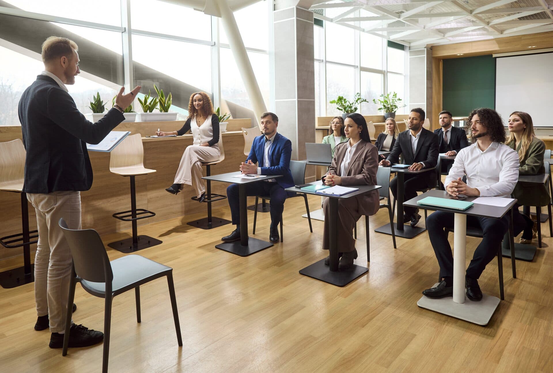 Ponente dirige un taller con un equipo en una oficina