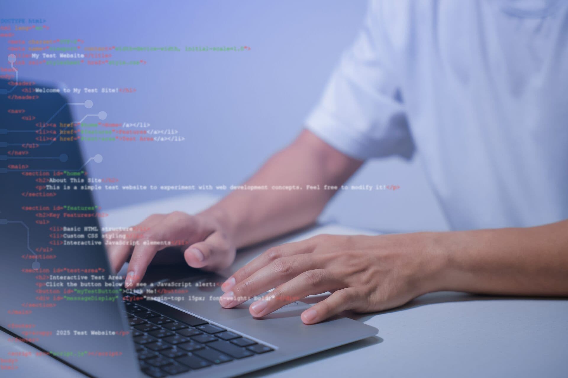 Manos de un desarrollador escribiendo código en un laptop