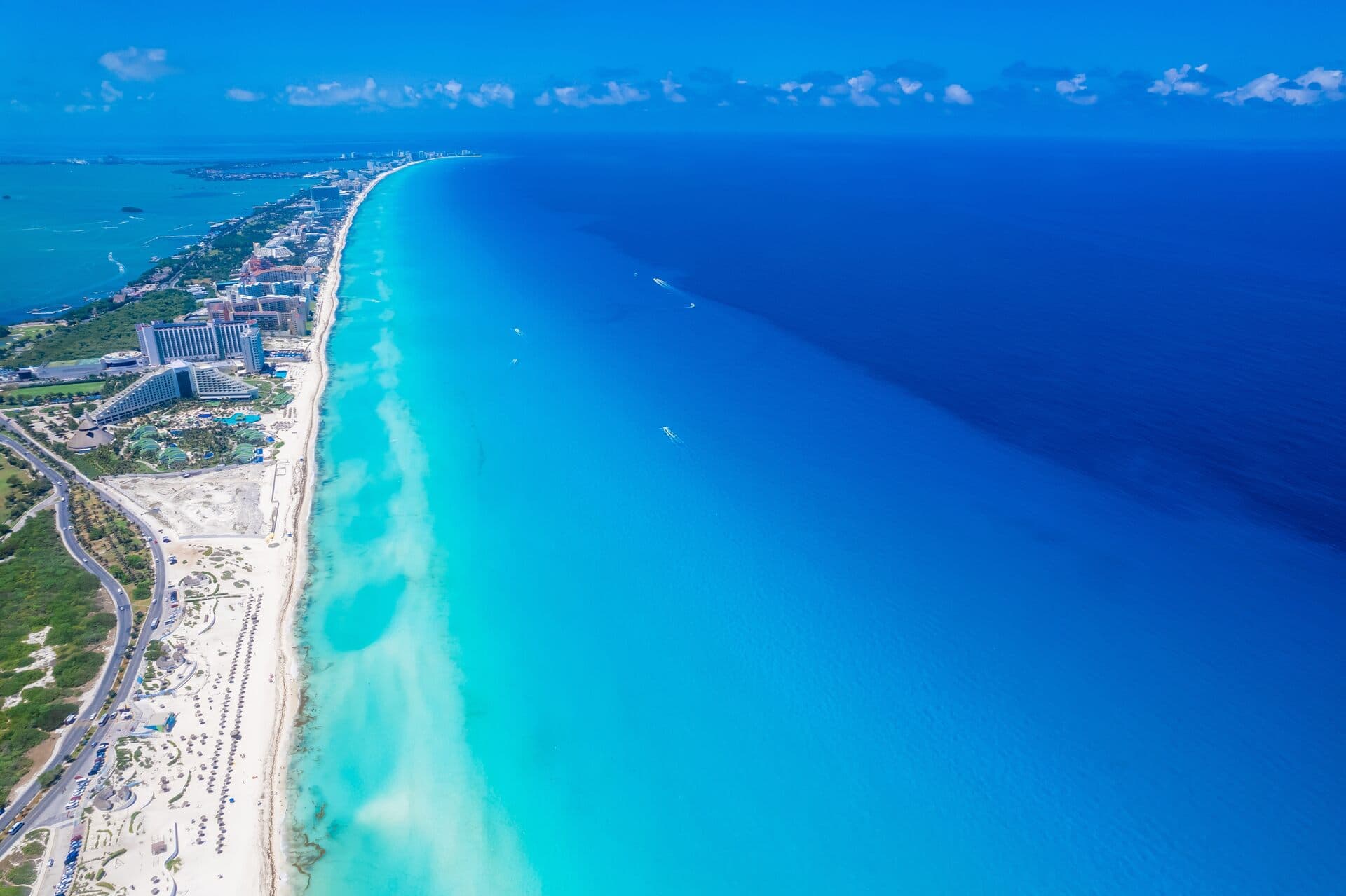 Vista aérea de la zona hotelera de Cancún junto al mar Caribe